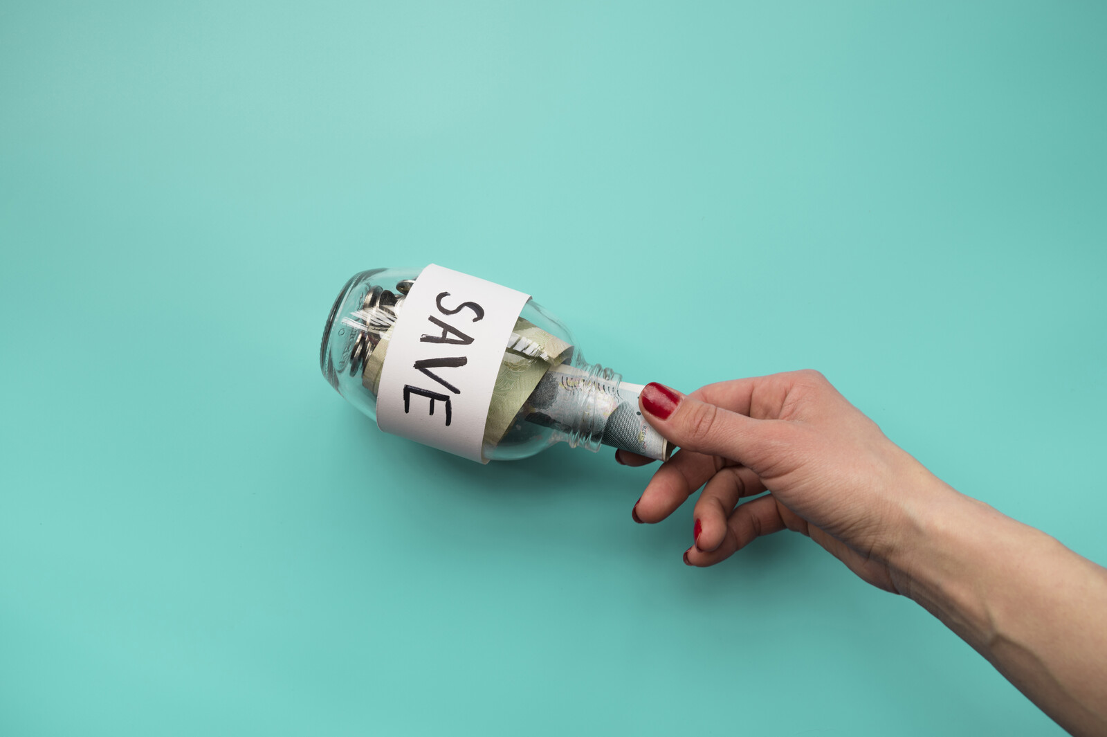 result_mano-metiendo-dinero-en-la-jarra.jpg